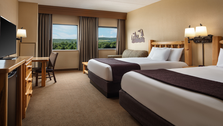 The queen beds in the Grand KidCabin Suite (Accessible)